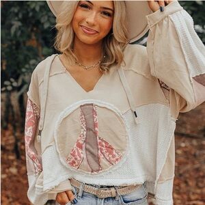 New POL Long Sleeve Peace Emblem Top in Milk Size Small